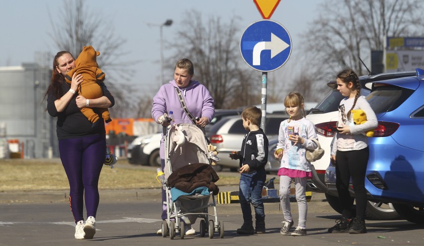 Centrum Pomocy Humanitarnej w starej hali Tesco w Przemyślu wciąż przyjmuje uchodźców z Ukrainy [ZDJĘCIA]