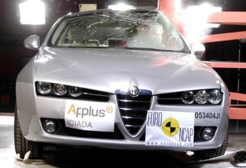 Fot. Euro-NCAP: Uderzenie jadącego pojazdu w nieruchomy...