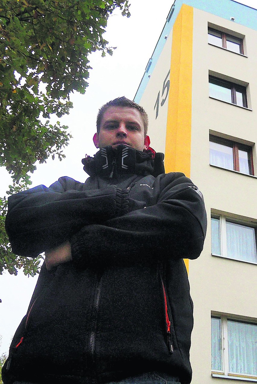 23-letni Kamil Stolarzak przed blokiem, na dachu którego...