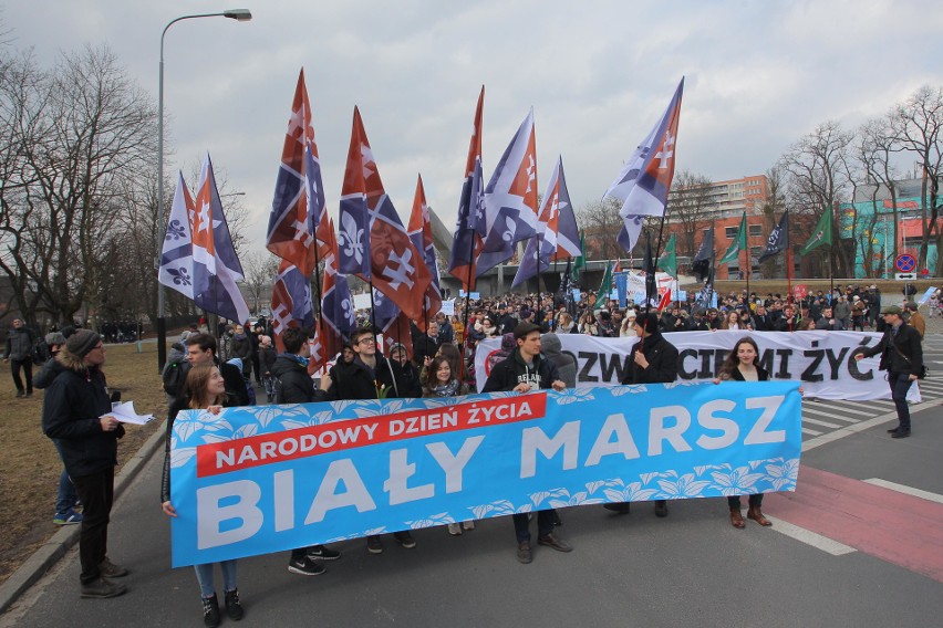 Biały Marsz wyruszył o godz. 13 spod pomnika Armii Poznań...