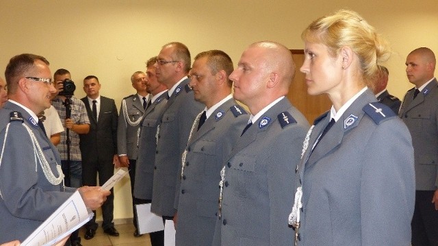 Awansowani policjanci. Pierwsza z prawej młodszy aspirant Katarzyna Małecka.