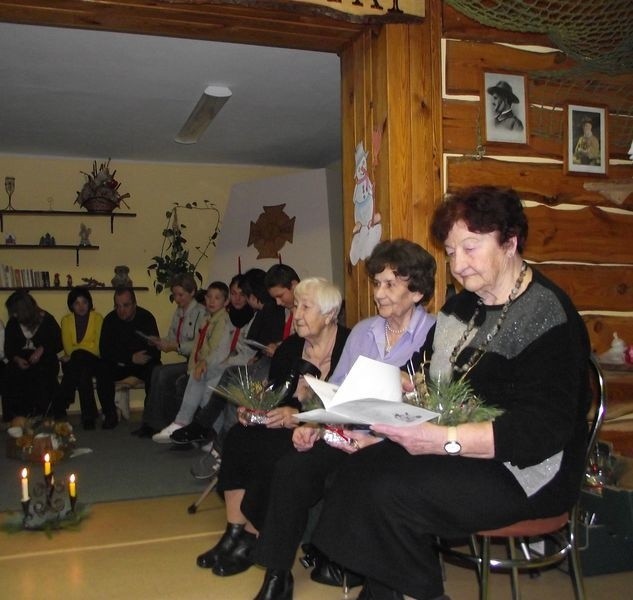 Podczas świątecznej zbiórki, jaką zorganizowano w harcówce Placówki Opiekuńczo &#8211; Wychowawczej w Tarnobrzegu, harcerki seniorki wspominały okres swojej działalności harcerskiej
