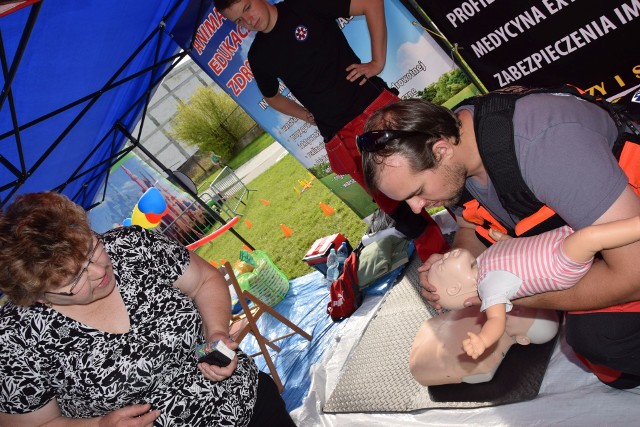 Tysiące mieszkańców Szczecinka przewinęło się przez rodzinny piknik zorganizowany przez SAPiK.Piknik rodzinny w strefie rekreacyjnej przy szczecinecki osiedlu Kopernika w sobotnie popołudnie tętnił życiem. Dziesiątki atrakcji czekających na małych, nieco większych i całkiem dużych plus piękna pogoda sprawiły, że impreza udała się znakomicie. Zapraszamy na naszą fotorelację. Zobacz także: Szczecinek: Obchody Święta Wojska Polskiego