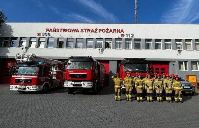 Tak hołd oddali strażacy z Państwowej Straży Pożarnej w Opatowie. Więcej na kolejnych zdjęciach.