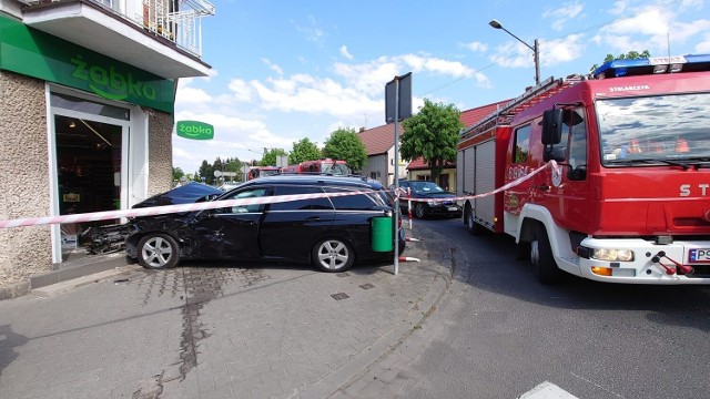 Jeden z samochodów uderzył w budynek na wysokości wejścia do sklepu.