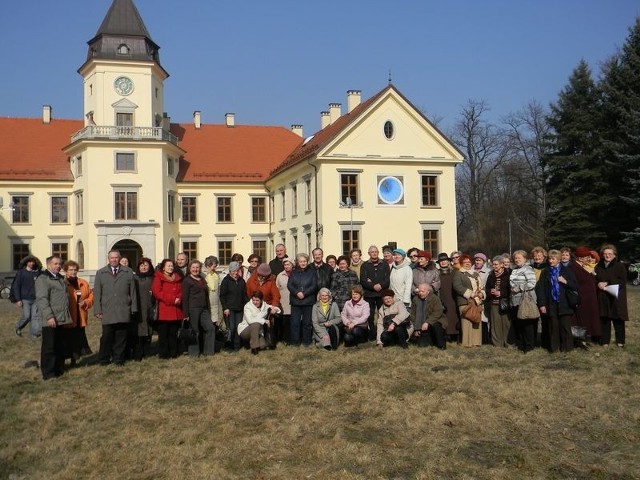 Przedstawiciele tarnobrzeskiego Uniwersytetu III Wieku na tle Zamku w Dzikowie, dawnej siedziby rodziny Tarnowskich
