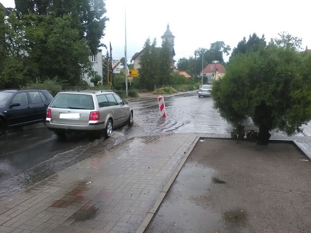 W czwartek, 14 lipca, w Drezdenku padał deszcz. Ulica Niepodległości była kompletnie zalana.