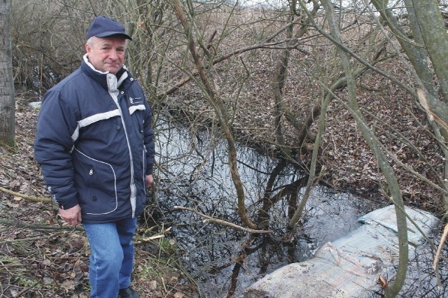 - To w tym rowie zauważyliśmy zwłoki &#8211; pokazuje pan Zbigniew, mieszkaniec Ryszkowej Woli. Na zdjęciu widać worki z piaskiem. Zostały poukładane podczas wykonywania oględzin miejsca znalezienia ciała.