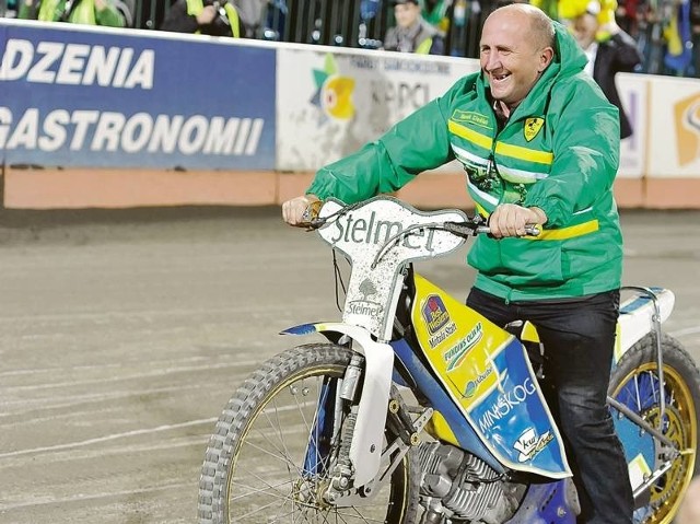 Marek Cieślak ma 51 lat, były zawodnik, a później szkoleniowiec. Przed sezonem 2011 podpisał umowę z zielonogórskim klubem.