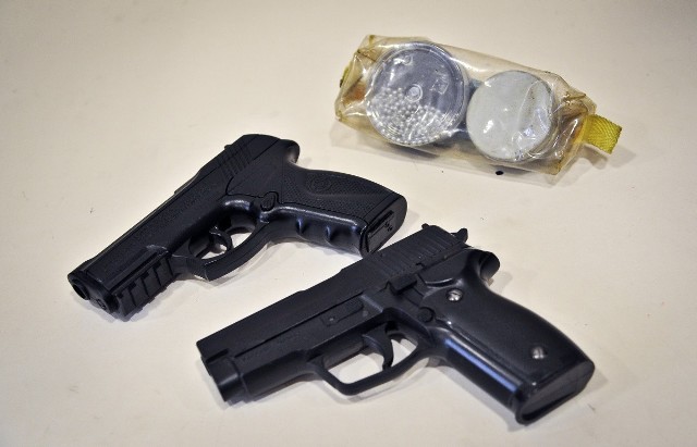 Podczas przeszukania mieszkania mężczyznym, policjanci odnaleźli pistolet na plastikowe kulki, miotacz gazu wyglądający jak broń oraz pałkę