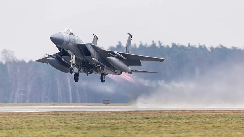 Śmigłowce Apache w Łasku, pojazdy wojskowe na drogach. To...