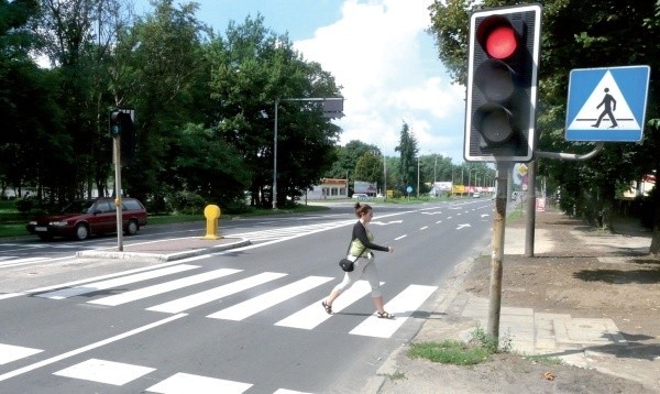 Światła pomagają pieszym przejść na drugą stronę ulicy Szczecińskiej. Po dołożeniu kolejnych sygnalizatorów łatwiej będzie kierowcom przejechaćwidoczne w tle skrzyżowanie z ulicą 9 Zaodrzańskiego Pułku Piechoty