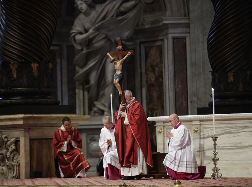 Rzym: Papież Franciszek podczas drogi krzyżowej w Koloseum...