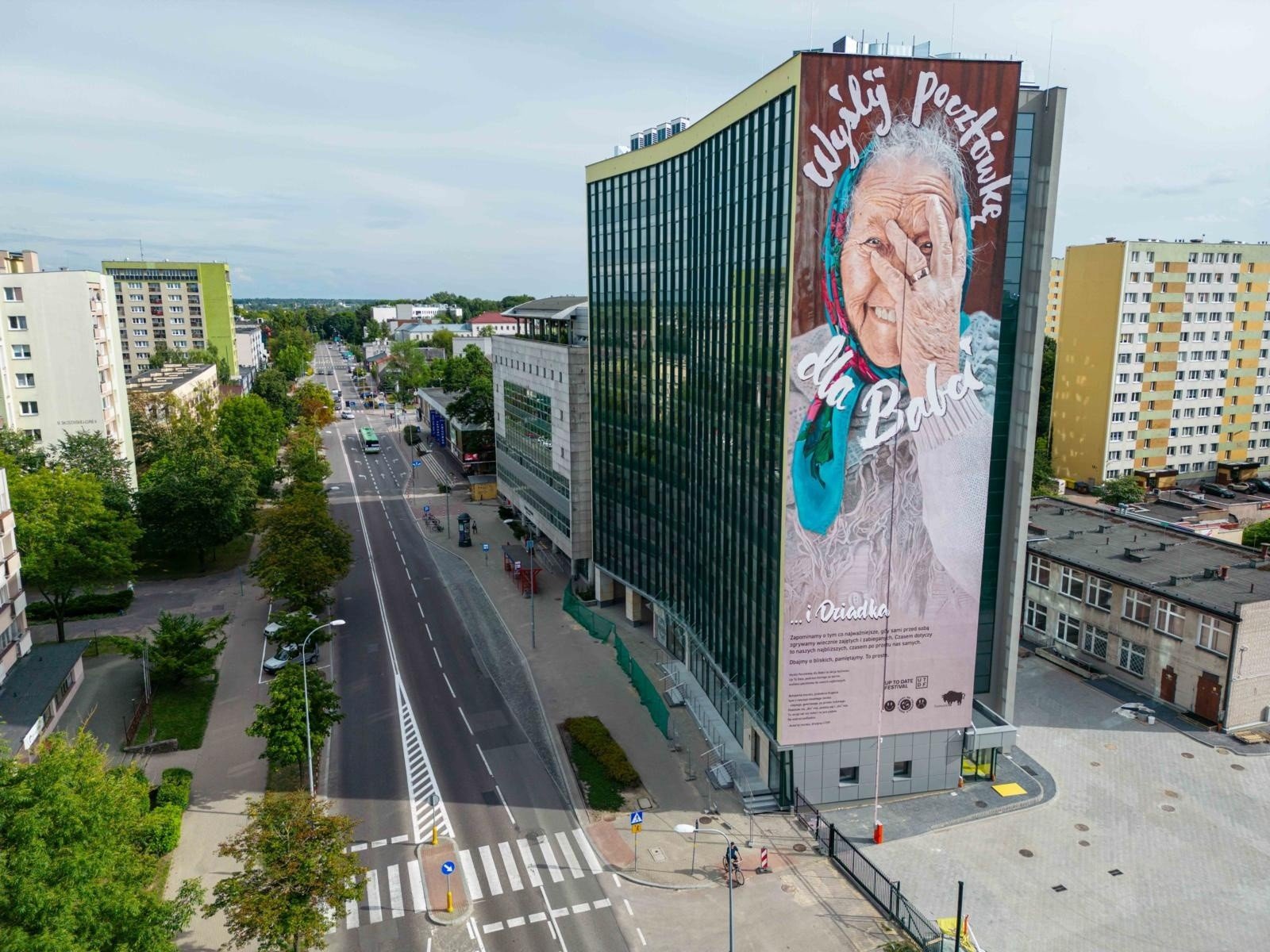 mural-wy-lij-poczt-wk-dla-babci-oficjalnie-ods-oni-ty-kultowy-mural