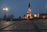 Częstochowa. Pamięć w rocznicę wprowadzenia stanu wojennego. Świetlisty krzyż na placu jasnogórskim