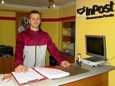 Maciej Mikołajczak z punktu InPost w Wadowicach przy ul. Mydlarskiej mówi, że klienci, którzy przychodzą po przesyłki nie narzekają na obsługę. Niektórzy przyznają, że są tu po raz pierwszy w życiu. FOT. ROBERT SZKUTNIK