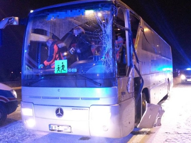Autokar uszkodzony po nocnym zderzeniu z ciężarówką w powiecie jędrzejowskim.