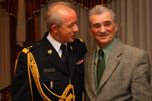 Uroczystość z okazji 90. urodzin płk. Zdzisława Filingiera. Z lewej komendant główny PSP gen. brygadier Wiesław Leśniakiewicz.