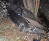 Tragiczny wypadek w Nowych Smarchowicach. Na drodze krajowej nr 39 mercedes uderzył w drzewo i dachował. Na miejscu zginęli 29- i 35-latek