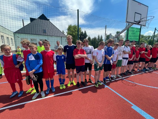 Gminny Turniej Piłki Nożnej "Sport to zdrowie" przy szkole w Mstyczowie w gminie Sędziszów. W turnieju wzięło udział 5 drużyn.
