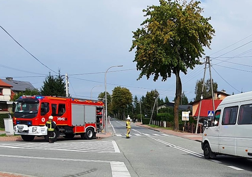 Wypadek kursowego busa w Starym Sączu. Poszkodowana kobieta w szpitalu