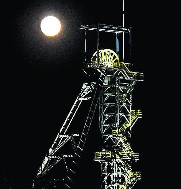 Wieża szybu Krystyn nocą