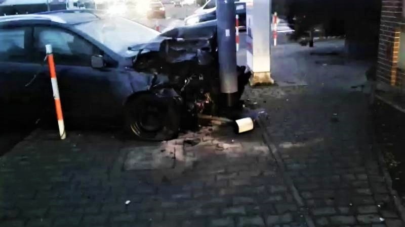 Chełmiec. Wypadek na ul. Papieskiej. Zderzyły się dwa samochody, kierowcy w szpitalu ZDJĘCIA]
