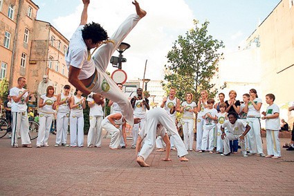 Capoeira słynie z efektownych akrobacji. Służą one przede...