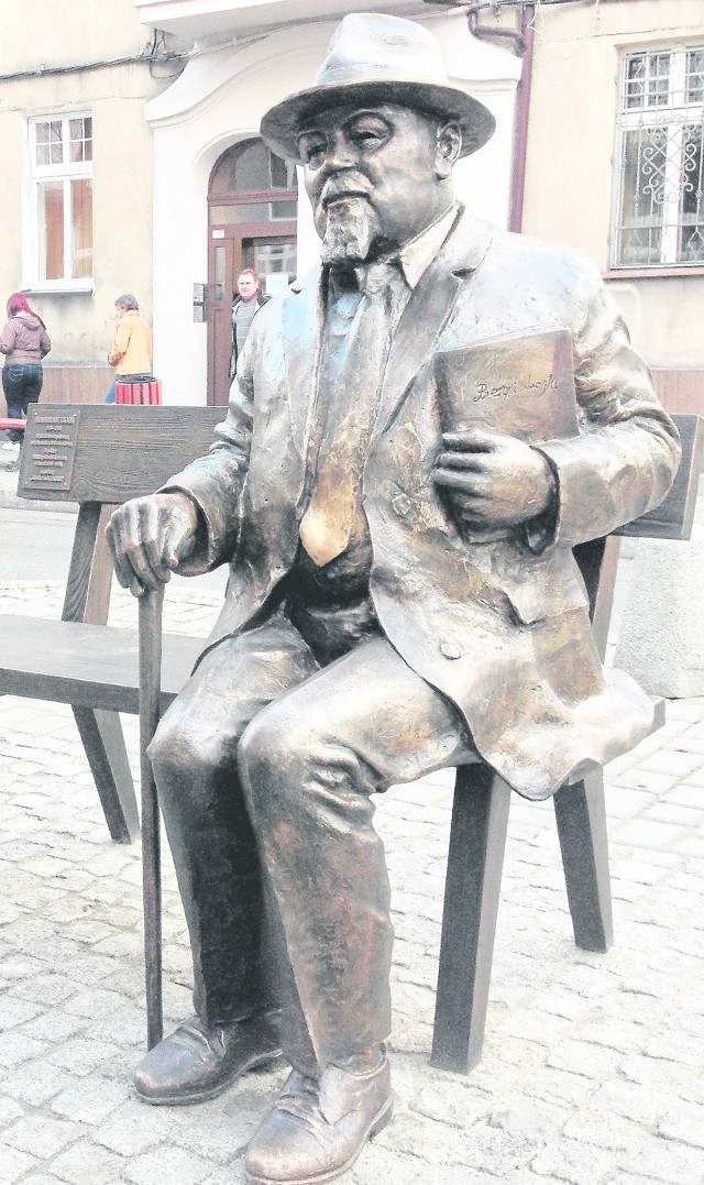 O Stanisławie Ligoniu, ważnej śląskiej postaci, przypomina ławeczka przed siedzibą katowickiej rozgłośni Polskiego Radia