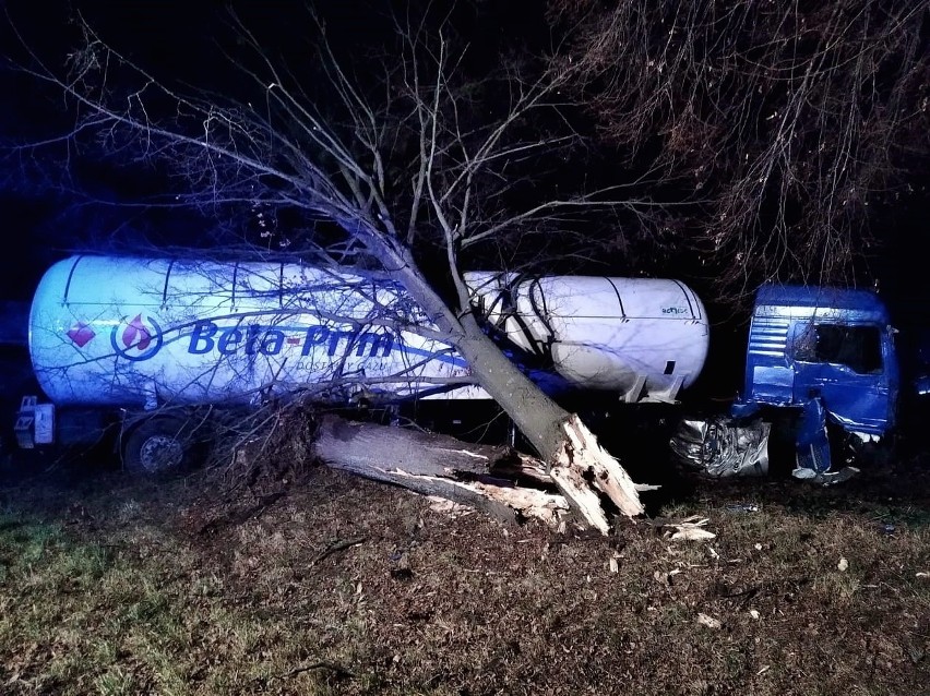 Hrubieszów. Tragiczny wypadek na obrzeżach miasta. Osobówka zderzyła się czołowo z ciężarówką