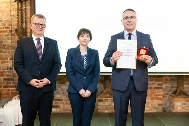 Burmistrz Przysuchy Tomasz Matlakiewicz (z prawej) odebrał w Warszawie dyplom, medal i tytuł Lidera Powiatu Przysuskiego.