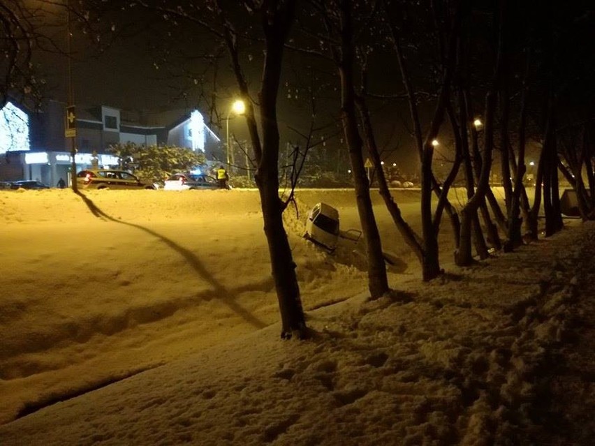 Na osiedlu Baranówka w Rzeszowie samochód wypadł z jezdni....