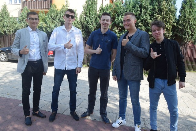 Jakub, Patryk, Krzysztof, Michał i Michał - po rozpoczęciu nowego roku szkolnego w II Liceum Ogólnokształcącym im. Marii Skłodowskiej - Curie powracają do domów