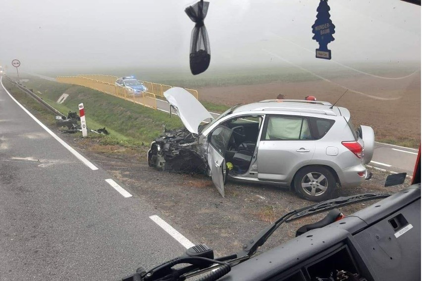 Wypadek na drodze krajowej nr 39 pod Brzegiem. Zderzyły się toyota i renault. Jedna osoba była zakleszczona we wraku