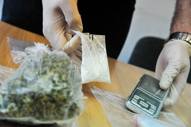Policjanci zabezpieczyli 250 porcji marihuany.