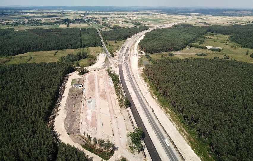 Wielki poślizg na budowie trasy S7 Chęciny - Jędrzejów. Zobacz stan prac (FILM Z DRONA) 