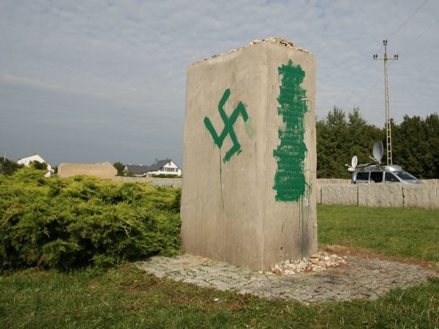 zdewastowany pomnik pamięci pomordowanych Żydów