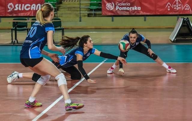 Pałac Bydgoszcz trening juniorkiwspólny trening seniorek i juniorek siatkarek Pałacu