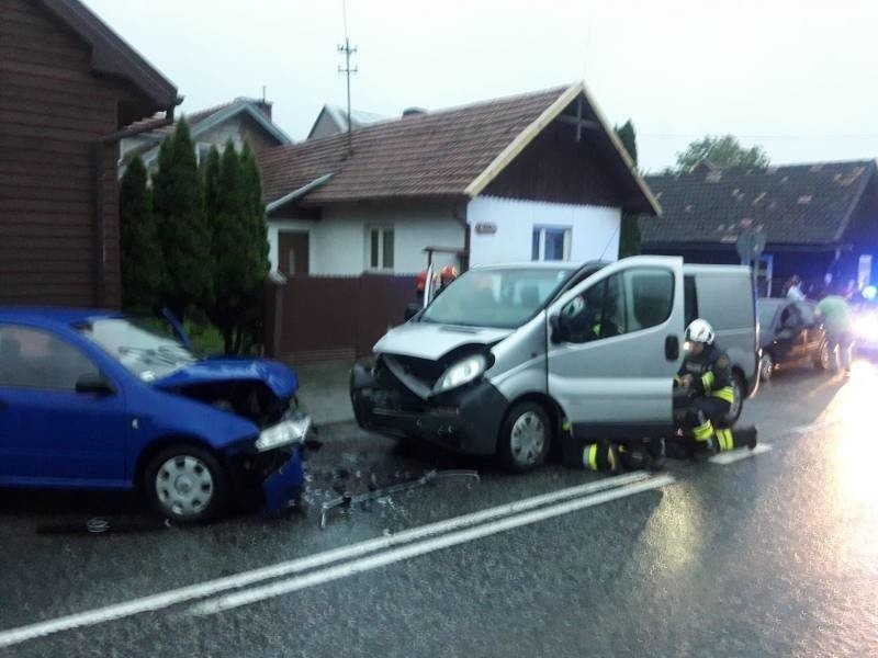 Wypadek w Barcicach.  Zderzenie auta dostawczego z osobowym