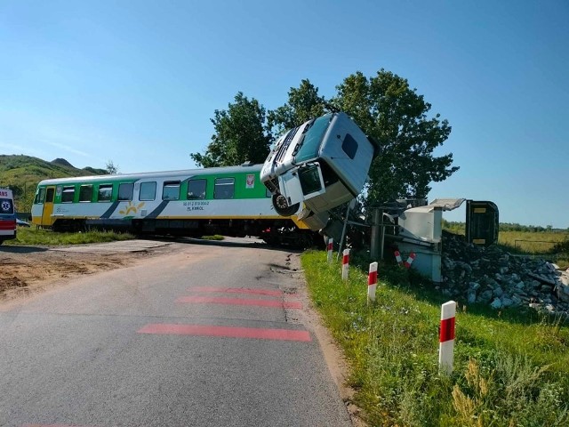 Zderzenie pociągu i ciężarówki. Kilkanaście osób jest rannych