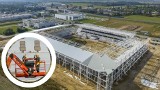 Kolejny nowoczesny stadion powstaje w Polsce. Robotnicy montują oświetlenie, trwają też prace w klubowym budynku. Otwarcie w 2024 roku
