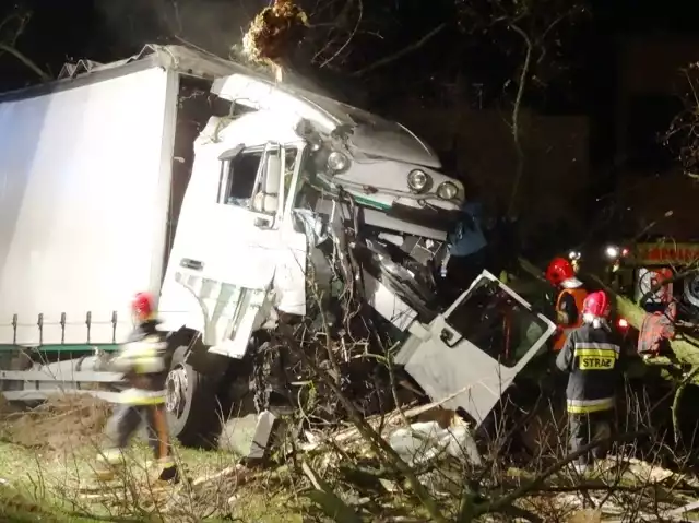 Wypadek w Wolicy Pustej: Ciężarówka uderzyła w drzewo