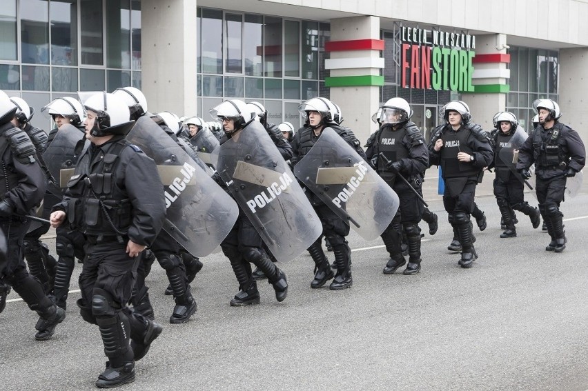 Ćwiczenia policji przed stadionem Legii