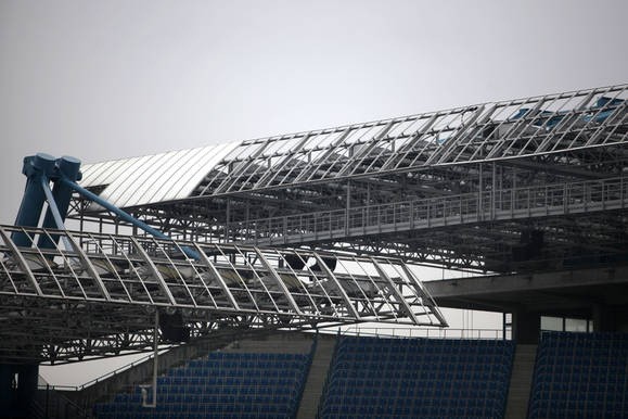 Na stadionie Wisły zdemontowano niebezpieczne części...