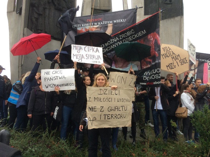 Czarny protest na placu Solidarności w Gdańsku