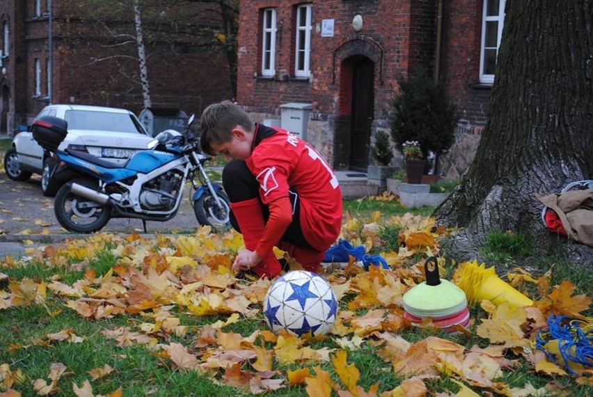 Rybnik: Piłkarze Rymera grają z dziećmi między familokami