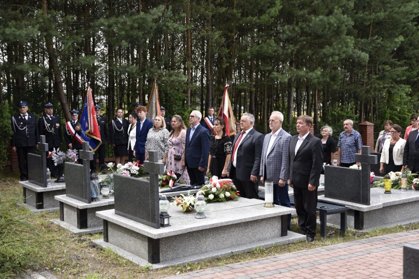 Uroczystość na Cmentarzu Ofiar Egzekucji w Swaryszowie w gminie Sędziszów. Upamiętniono pomordowanych mieszkańców wsi polskiej. Zdjęcia