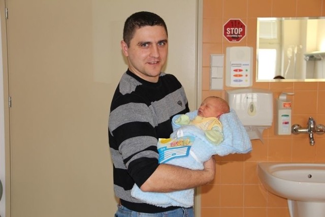 Wiktor Kurpiewski, syn Sławomira i Marzeny z Ostrołęki urodził się 14 listopada. Ważył 3340g i mierzył 53cm. Wiktor ma starszego brata - dwuletniego Kacpra. Na zdjęciu z tatą