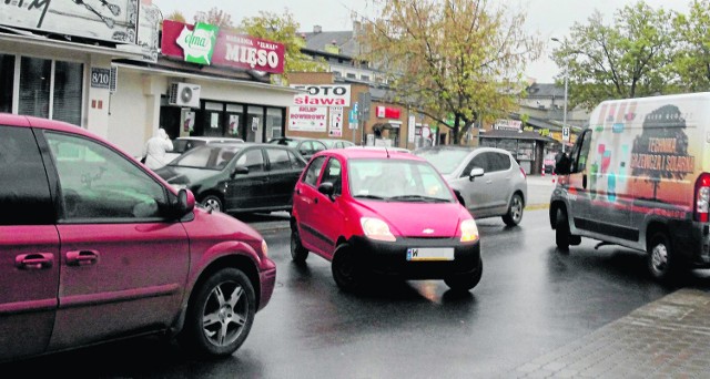 Kierowcy tracą głowę na skrzyżowaniu. Takie sytuacje, jak ta, powtarzają się nagminnie w strefie Tempo 30. W tym przypadku przejazd wymusiła kobieta jadąca czerwonym chevroletem. 