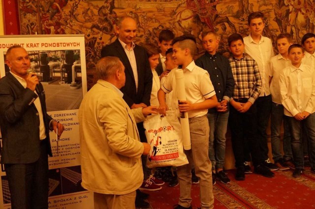 Edward  Surówka wręcza nagrody mistrzom Małopolski w kategorii chłopców - UKS Regis Wieliczka